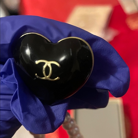 Elegant faux Pearl Necklace with Black Heart Pendant - Picture 12 of 17